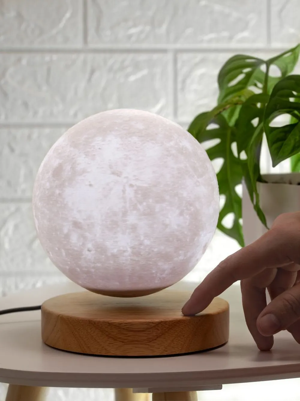 Левитирующая луна MoonFlight с пластиковой подставкой заказать онлайн с вашим дизайном на заказ в Москве и области