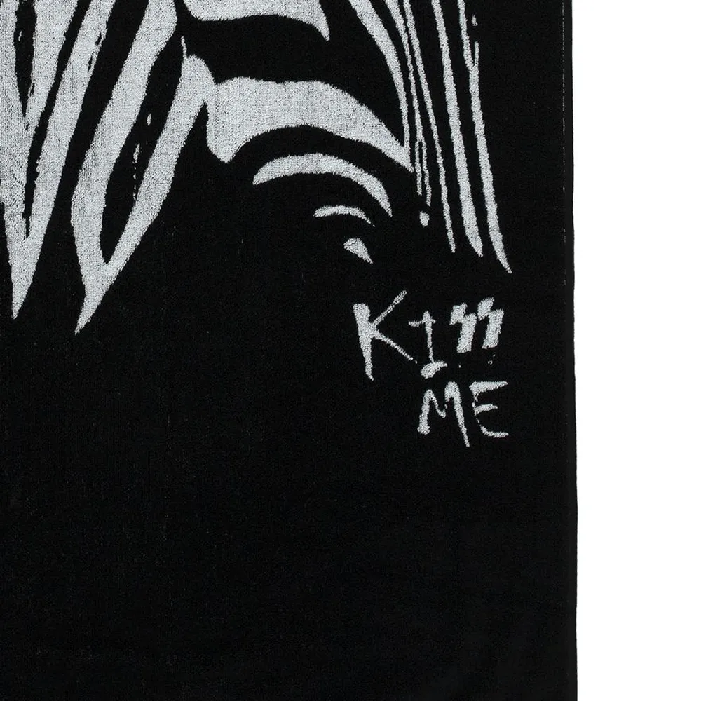 Полотенце «Арт-рокстар. Kiss Me» заказать онлайн с вашим дизайном на заказ в Москве и области