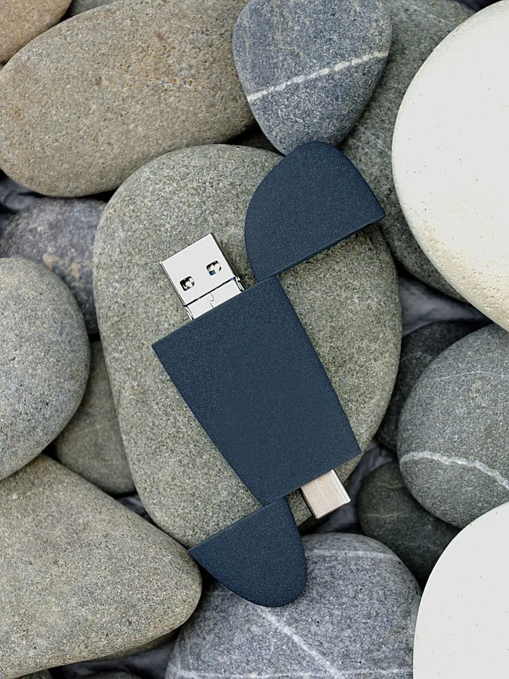 Флешка Pebble Universal, USB 3.0, серо-синяя, 32 Гб заказать онлайн с вашим дизайном на заказ в Москве и области