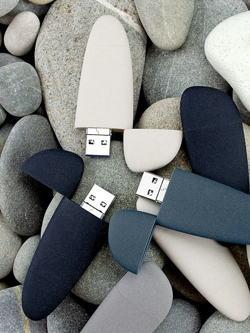 Флешка Pebble Universal, USB 3.0, серая, 64 Гб заказать онлайн с вашим дизайном на заказ в Москве и области