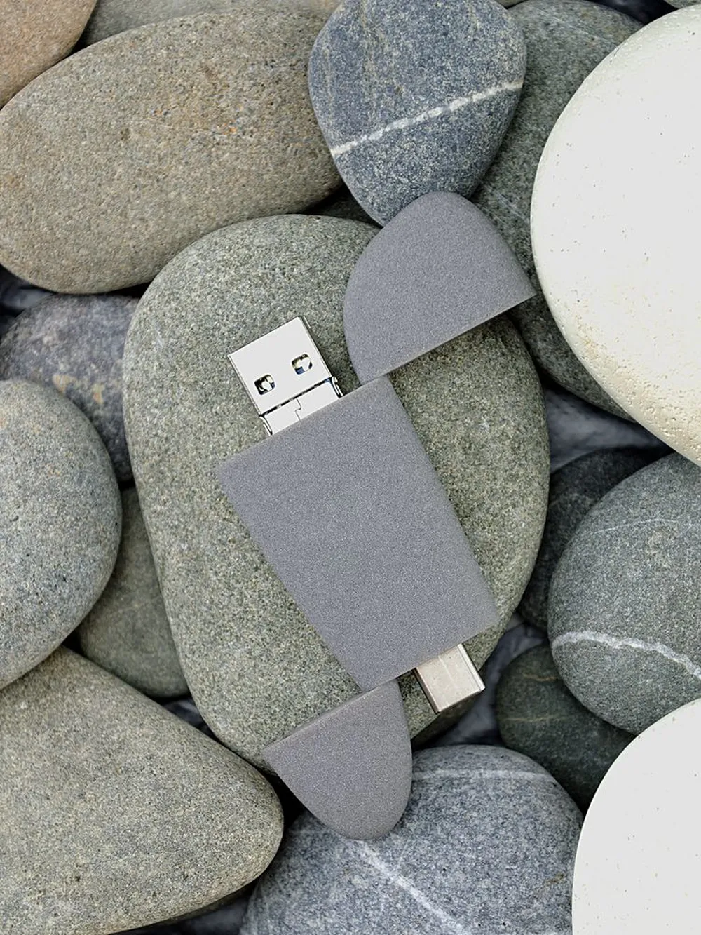 Флешка Pebble Universal, USB 3.0, серая, 64 Гб заказать онлайн с вашим дизайном на заказ в Москве и области