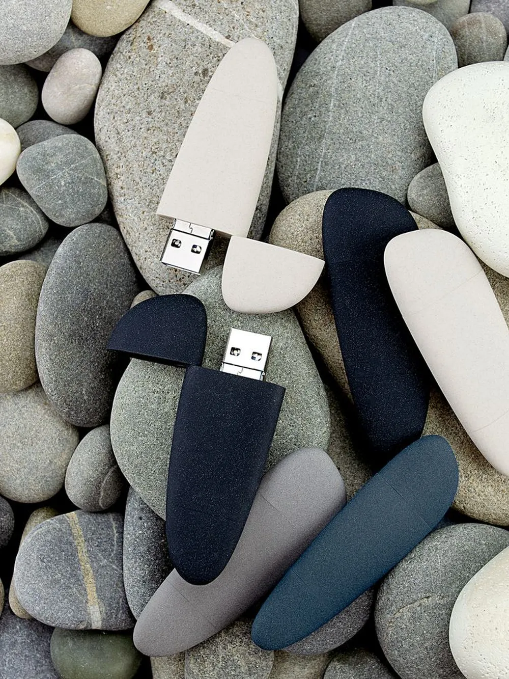Флешка Pebble Universal, USB 3.0, серая, 64 Гб заказать онлайн с вашим дизайном на заказ в Москве и области