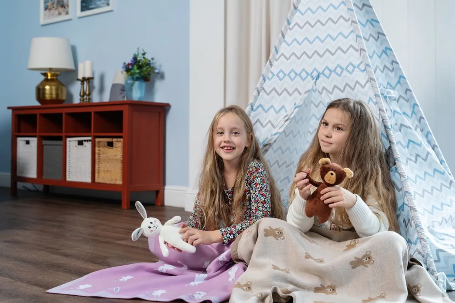 Мягкая игрушка Beastie Toys, заяц с белым шарфом заказать онлайн с вашим дизайном на заказ в Москве и области