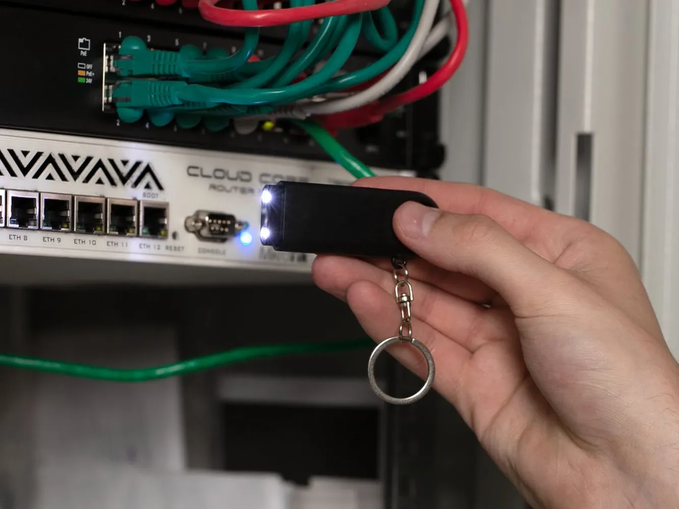 Брелок-фонарик Lens Ray, черный заказать онлайн с вашим дизайном на заказ в Москве и области