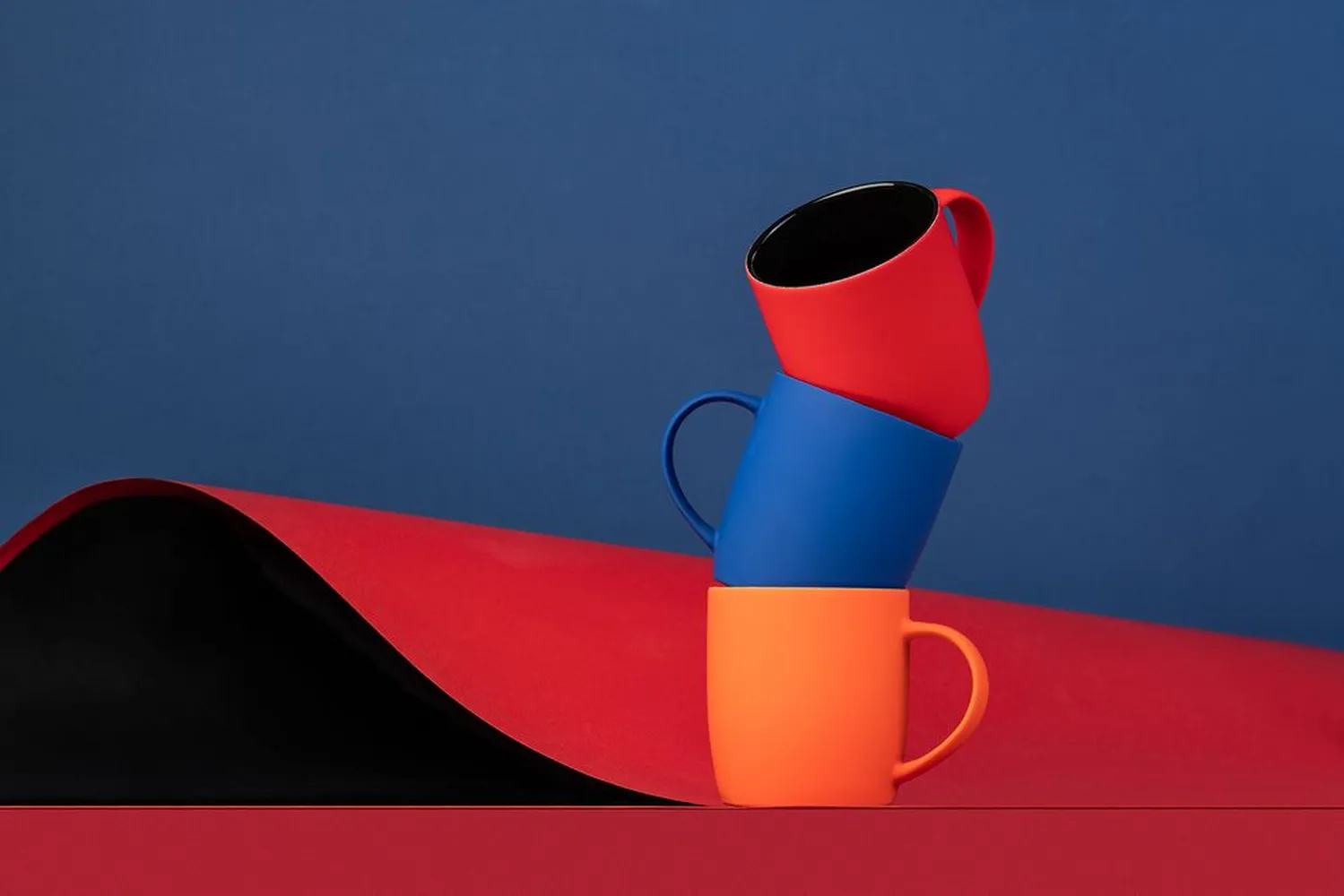 Кружка Surprise Touch Black с покрытием софт-тач, синяя заказать онлайн с вашим дизайном на заказ в Москве и области