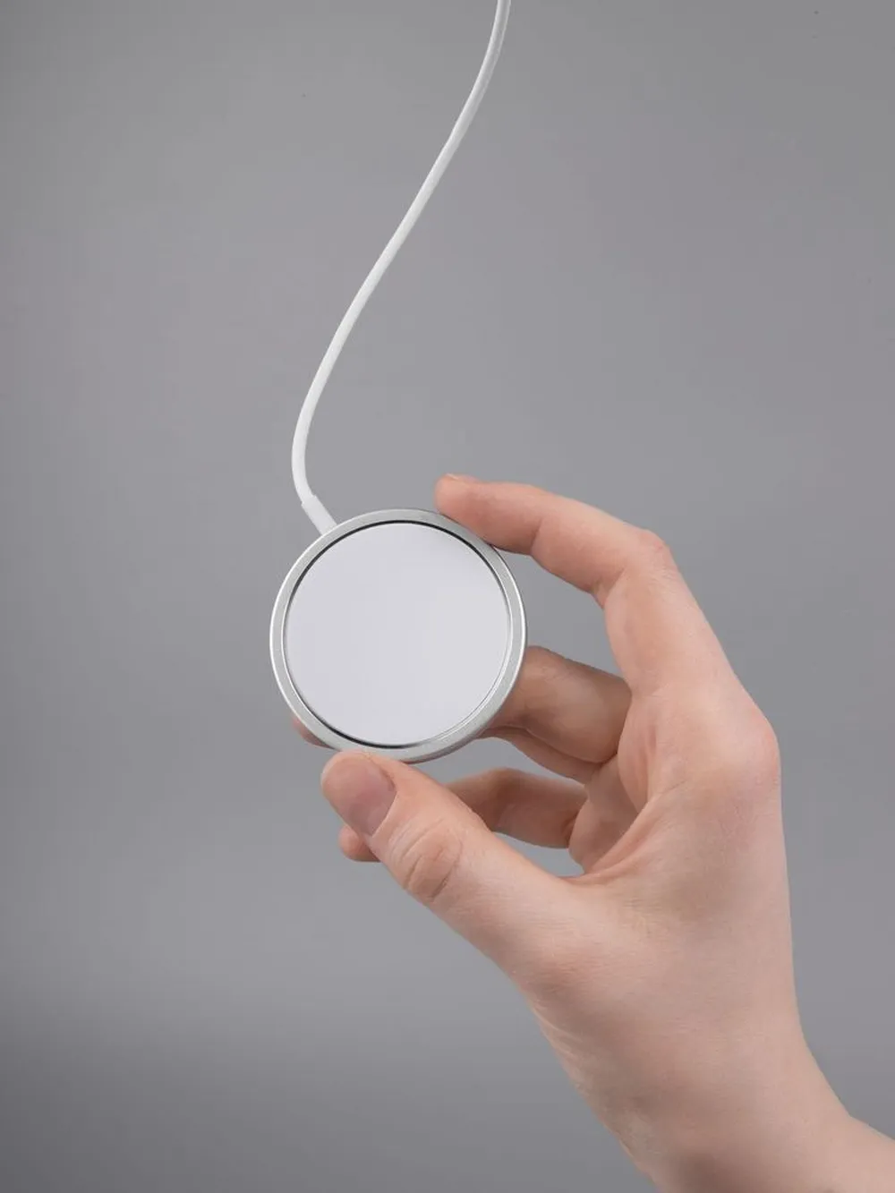 Беспроводное зарядное устройство с магнитами Magmate, серебристое заказать онлайн с вашим дизайном на заказ в Москве и области