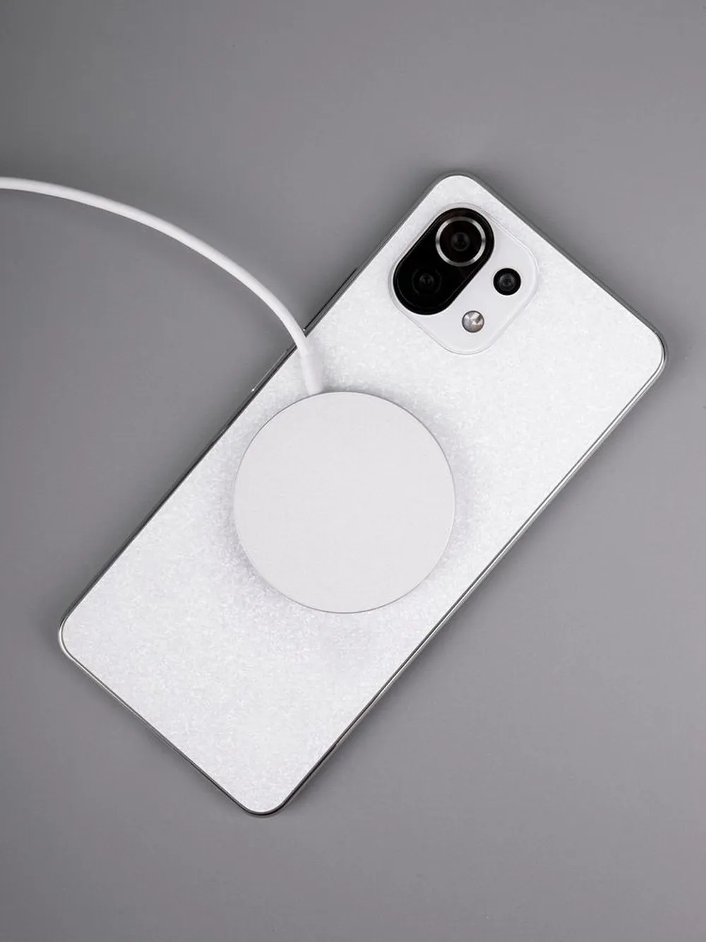 Беспроводное зарядное устройство с магнитами Magmate, серебристое заказать онлайн с вашим дизайном на заказ в Москве и области