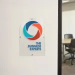 Акриловые знаки заказать онлайн с вашим дизайном на заказ в Москве и области