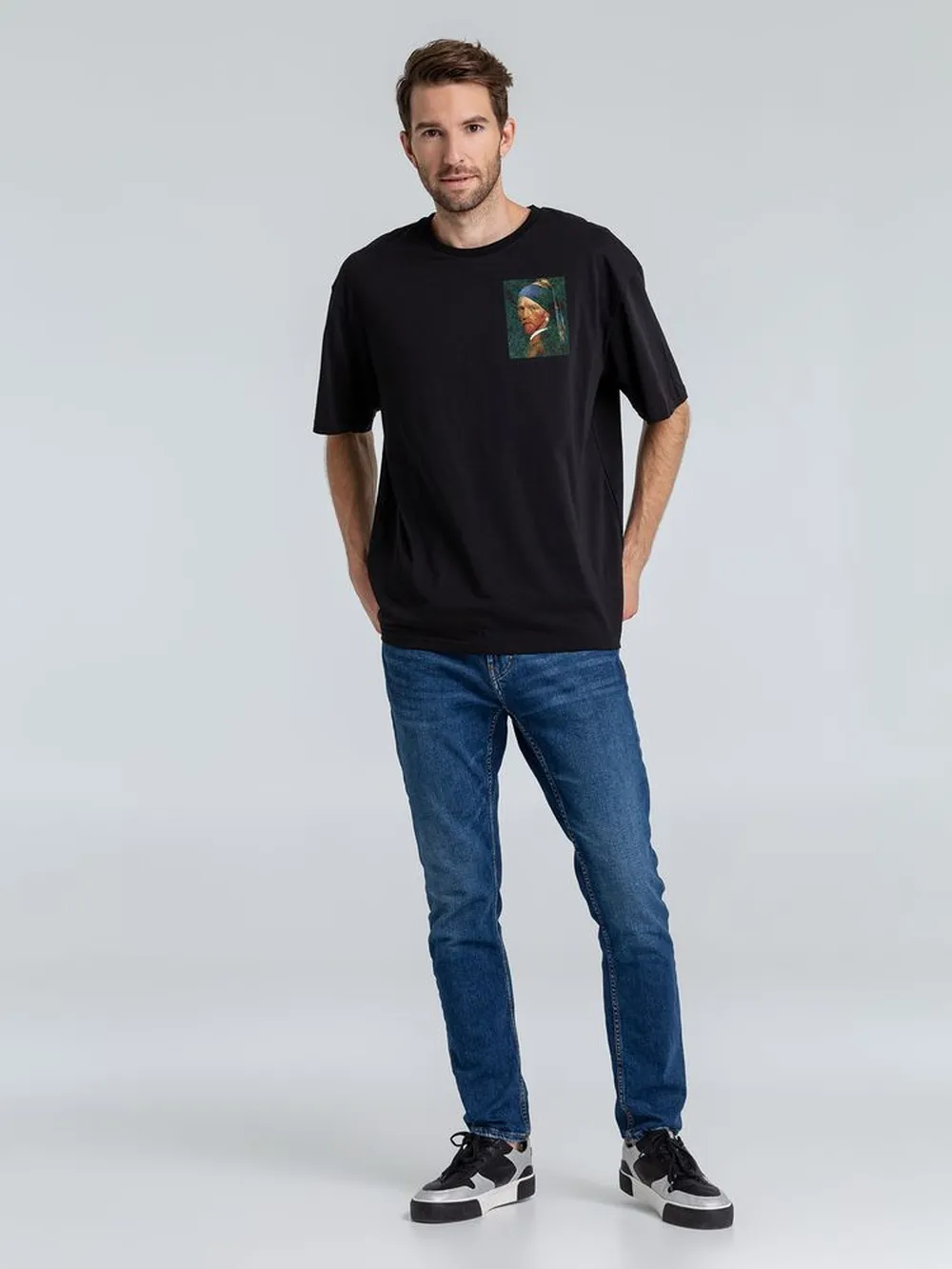 Футболка оверсайз «Мужчина с жемчужной сережкой», черная заказать онлайн с вашим дизайном на заказ в Москве и области