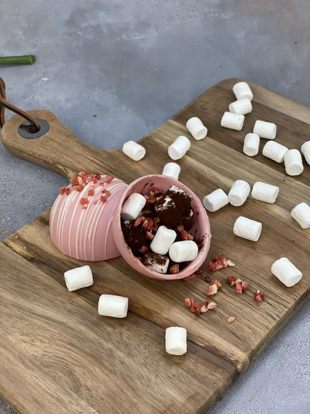 Шоколадная бомбочка «Клубника» заказать онлайн с вашим дизайном на заказ в Москве и области