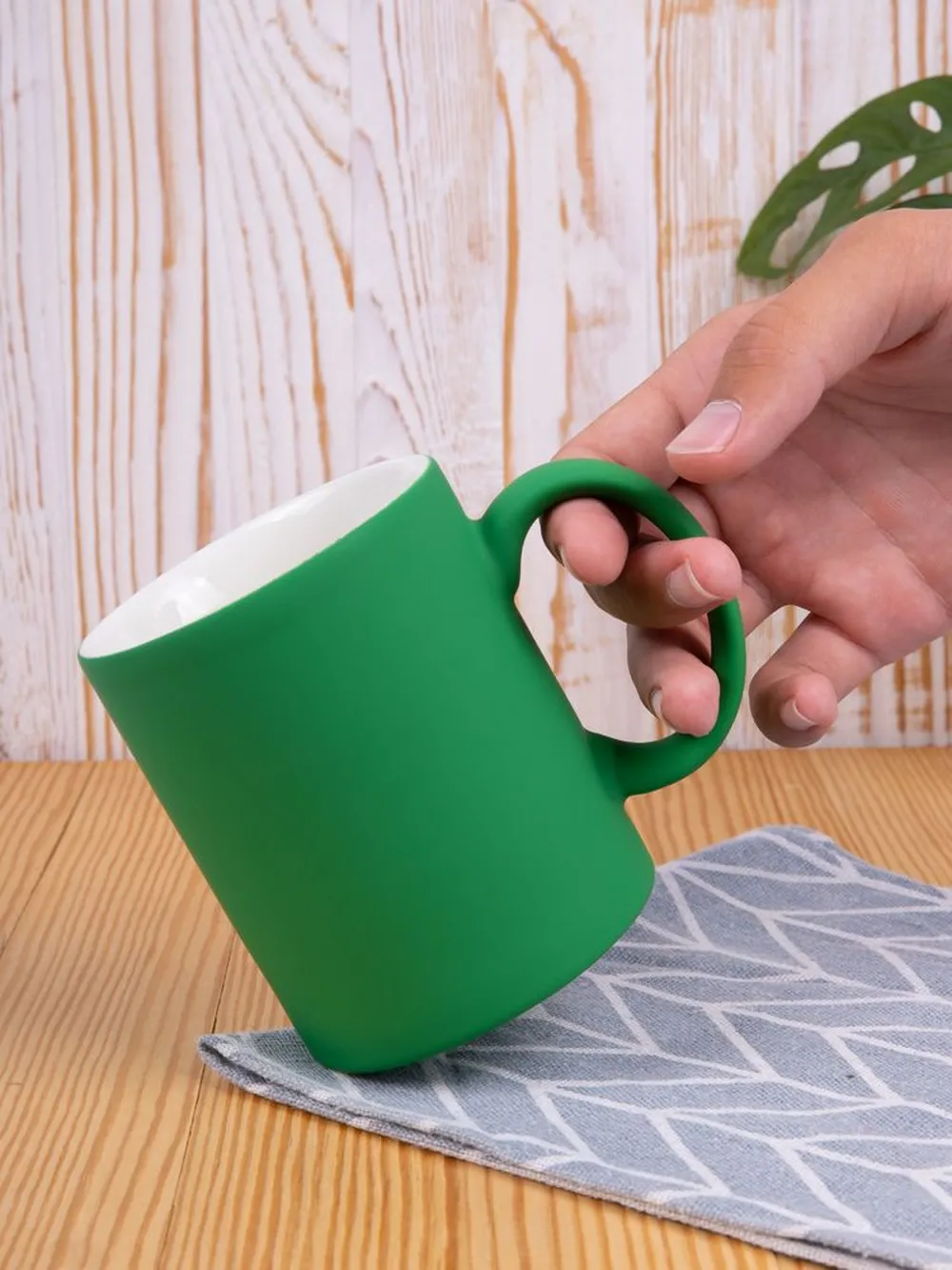 Кружка Promo Soft с покрытием софт-тач, зеленая заказать онлайн с вашим дизайном на заказ в Москве и области