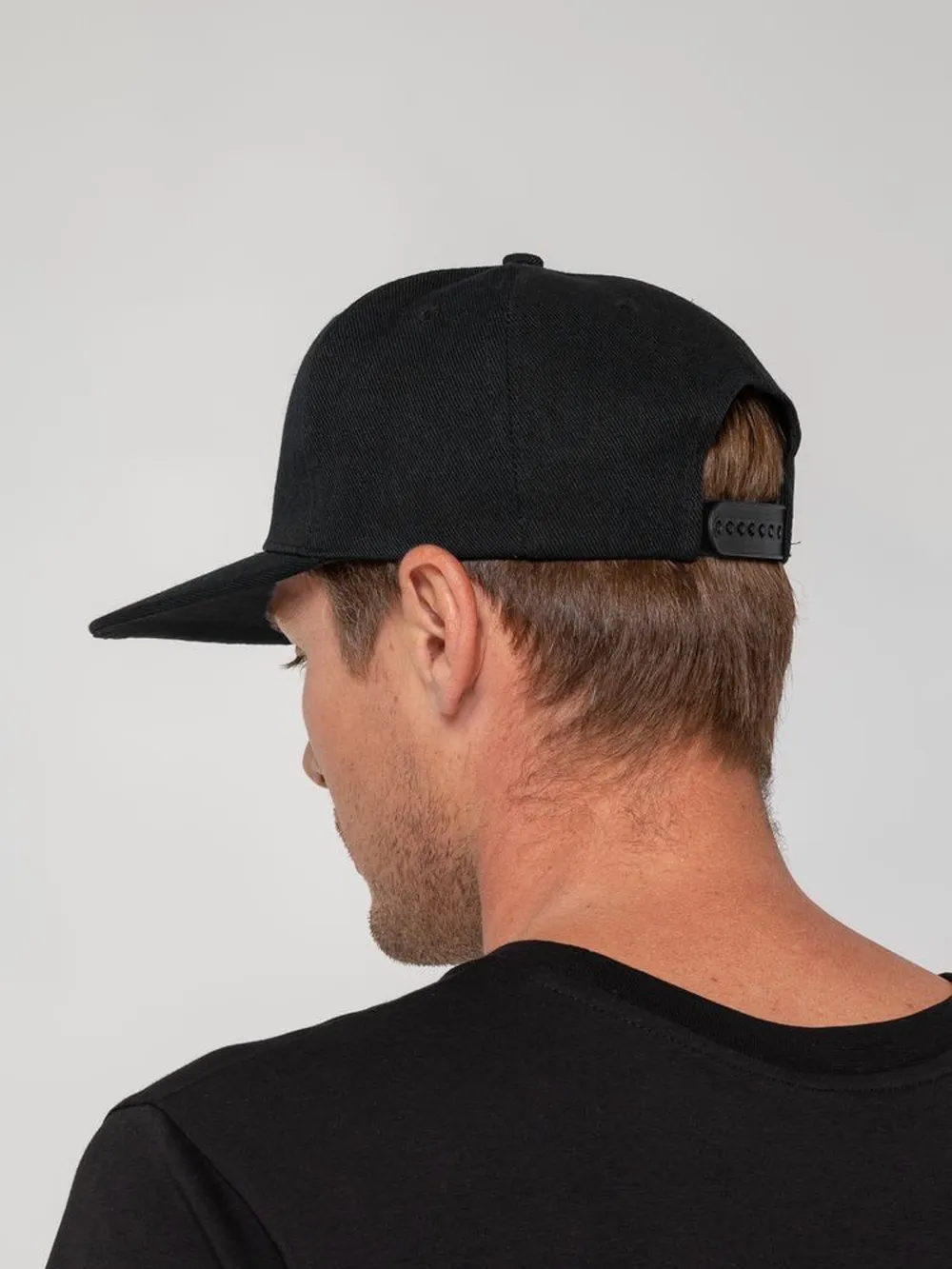 Бейсболка Snapback с прямым козырьком, черная заказать онлайн с вашим дизайном на заказ в Москве и области