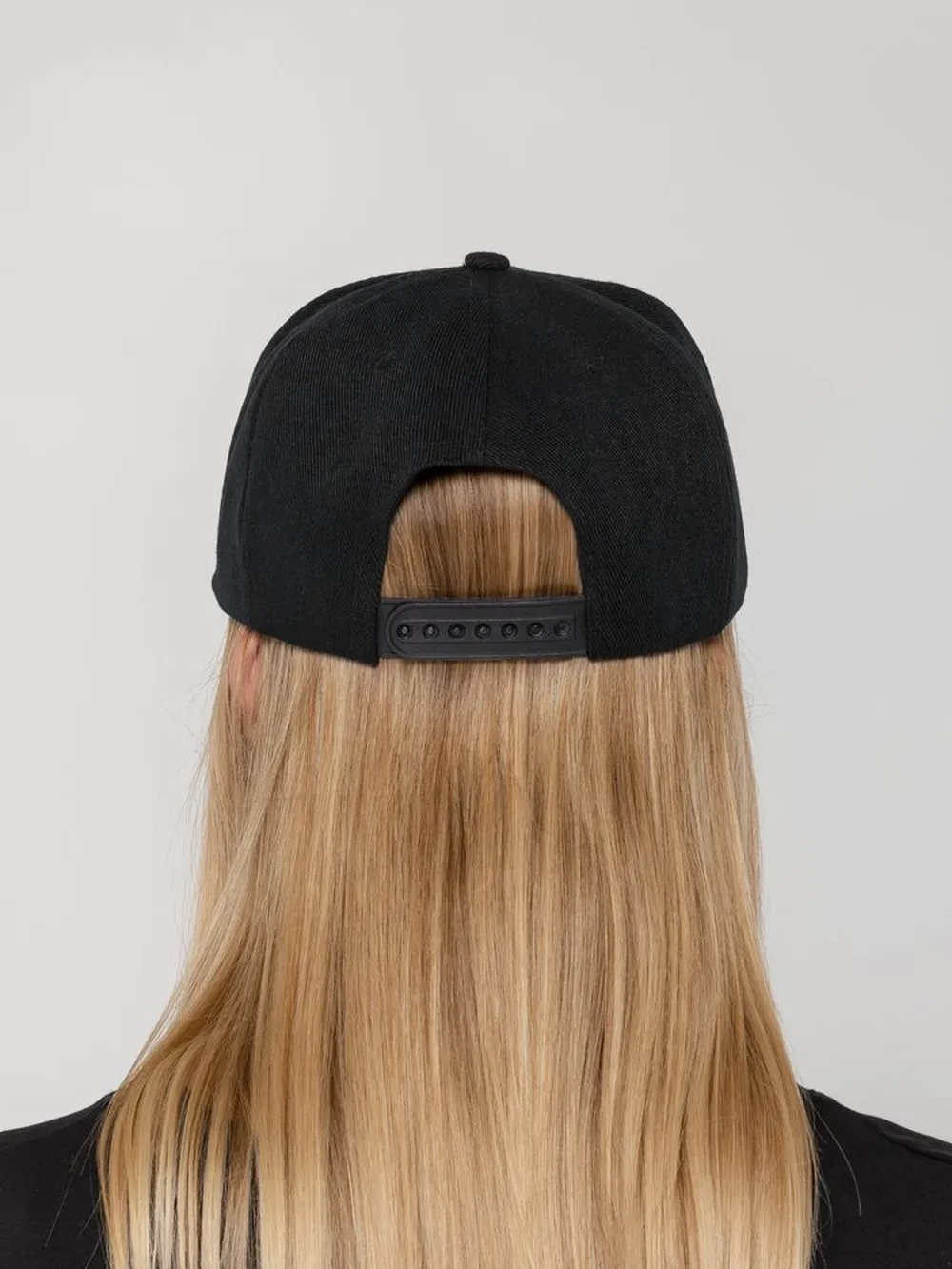 Бейсболка Snapback с прямым козырьком, черная заказать онлайн с вашим дизайном на заказ в Москве и области