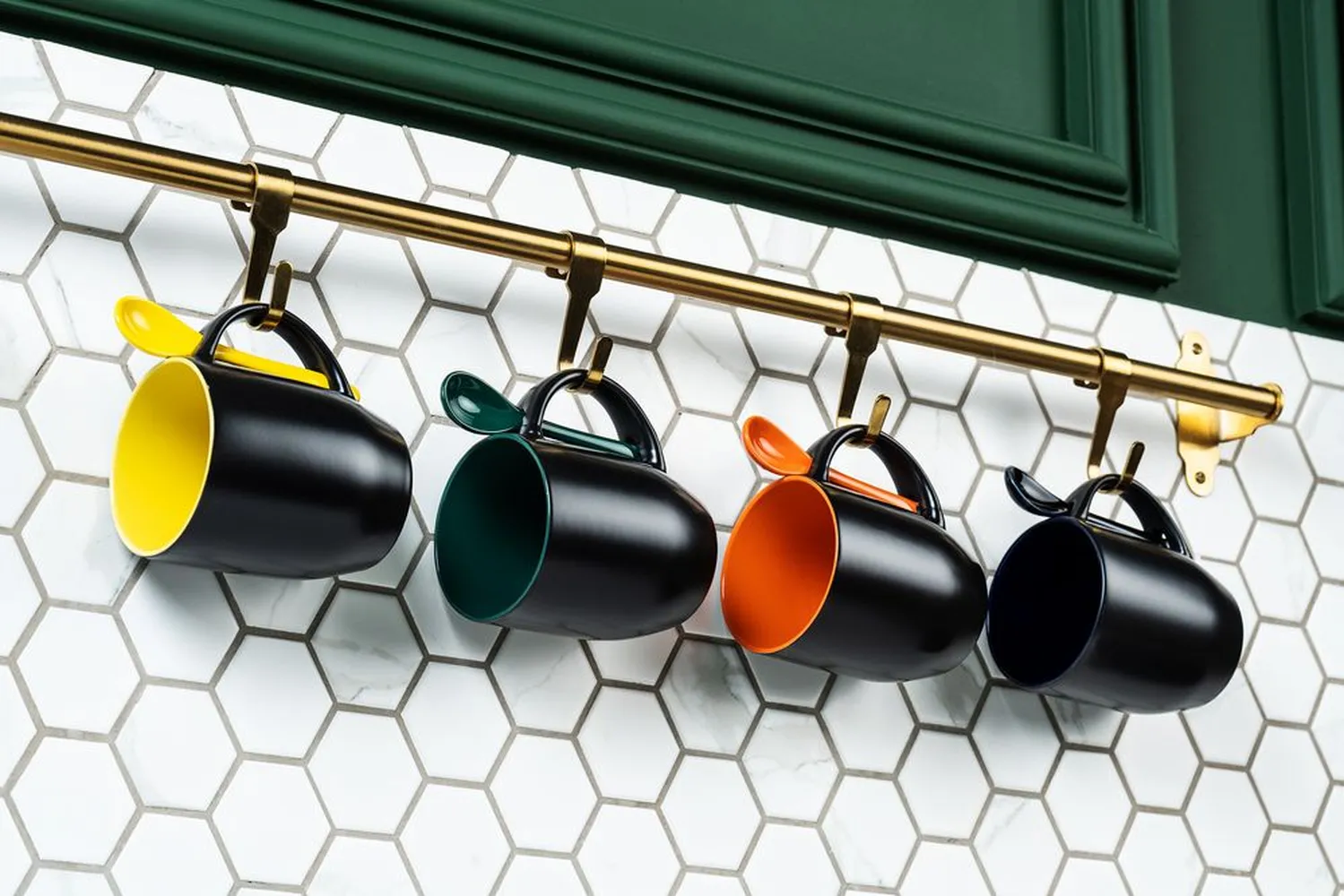 Кружка-хамелеон Melty с ложкой, черная с зеленым заказать онлайн с вашим дизайном на заказ в Москве и области