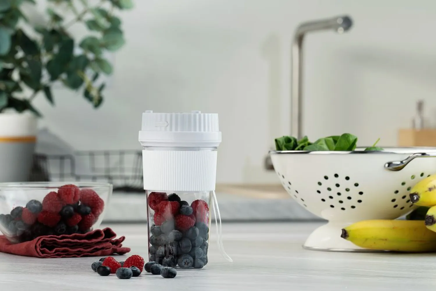 Портативный блендер Smoothberry, белый заказать онлайн с вашим дизайном на заказ в Москве и области