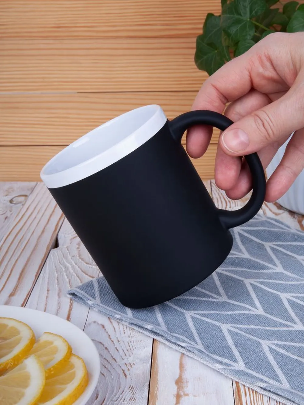 Кружка StopSpot с покрытием софт-тач, черная заказать онлайн с вашим дизайном на заказ в Москве и области