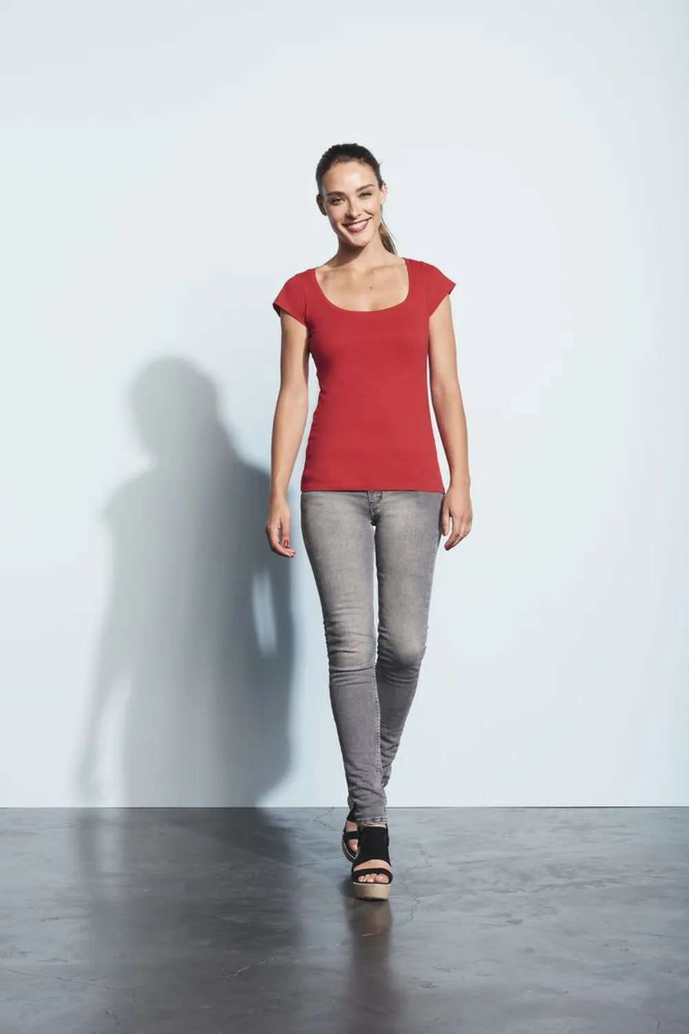 Футболка женская с глубоким вырезом Melrose 150 красная, размер L заказать онлайн с вашим дизайном на заказ в Москве и области