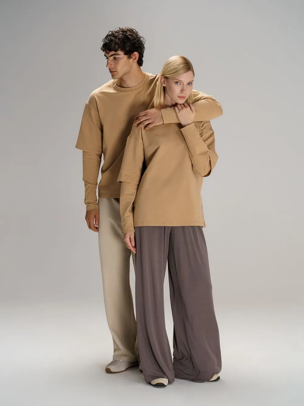 Футболка оверсайз с двойным рукавом Kosmos, бежевая, размер XS/S заказать онлайн с вашим дизайном на заказ в Москве и области