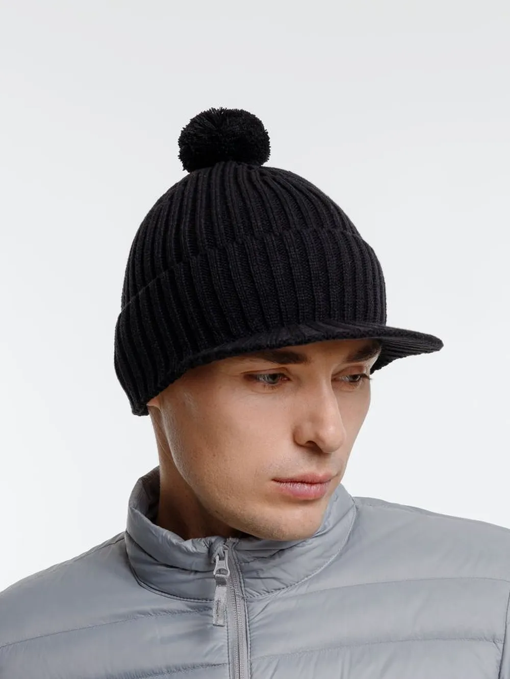 Вязаная шапка с козырьком Peaky, черная заказать онлайн с вашим дизайном на заказ в Москве и области