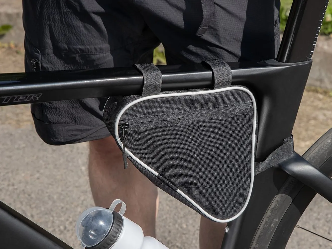 Велосумка на раму BikeLine Mini, черная с белым заказать онлайн с вашим дизайном на заказ в Москве и области