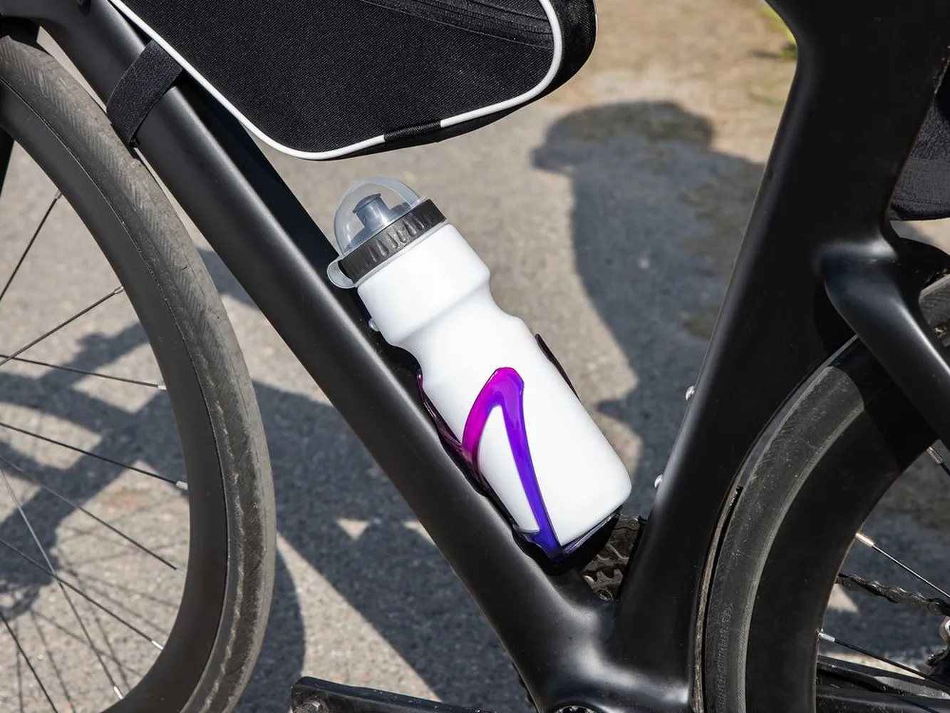 Бутылка для велосипеда Bikescape, белая с черным заказать онлайн с вашим дизайном на заказ в Москве и области