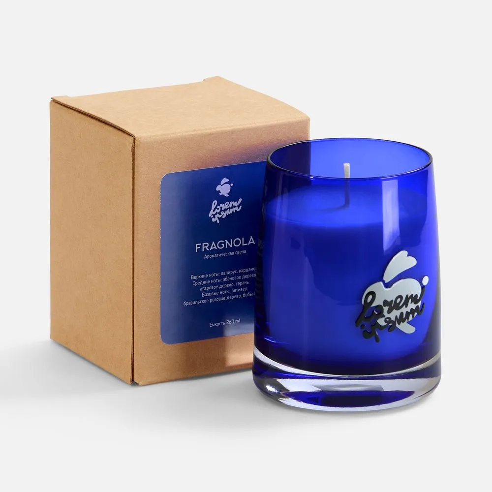 Ароматическая свеча Fragnola, пряная древесина и кардамон, темно-синяя заказать онлайн с вашим дизайном на заказ в Москве и области