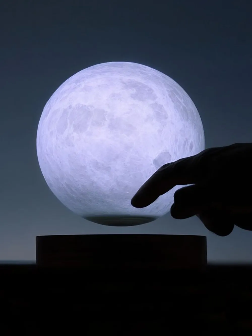Левитирующая луна MoonFlight с деревянной подставкой заказать онлайн с вашим дизайном на заказ в Москве и области
