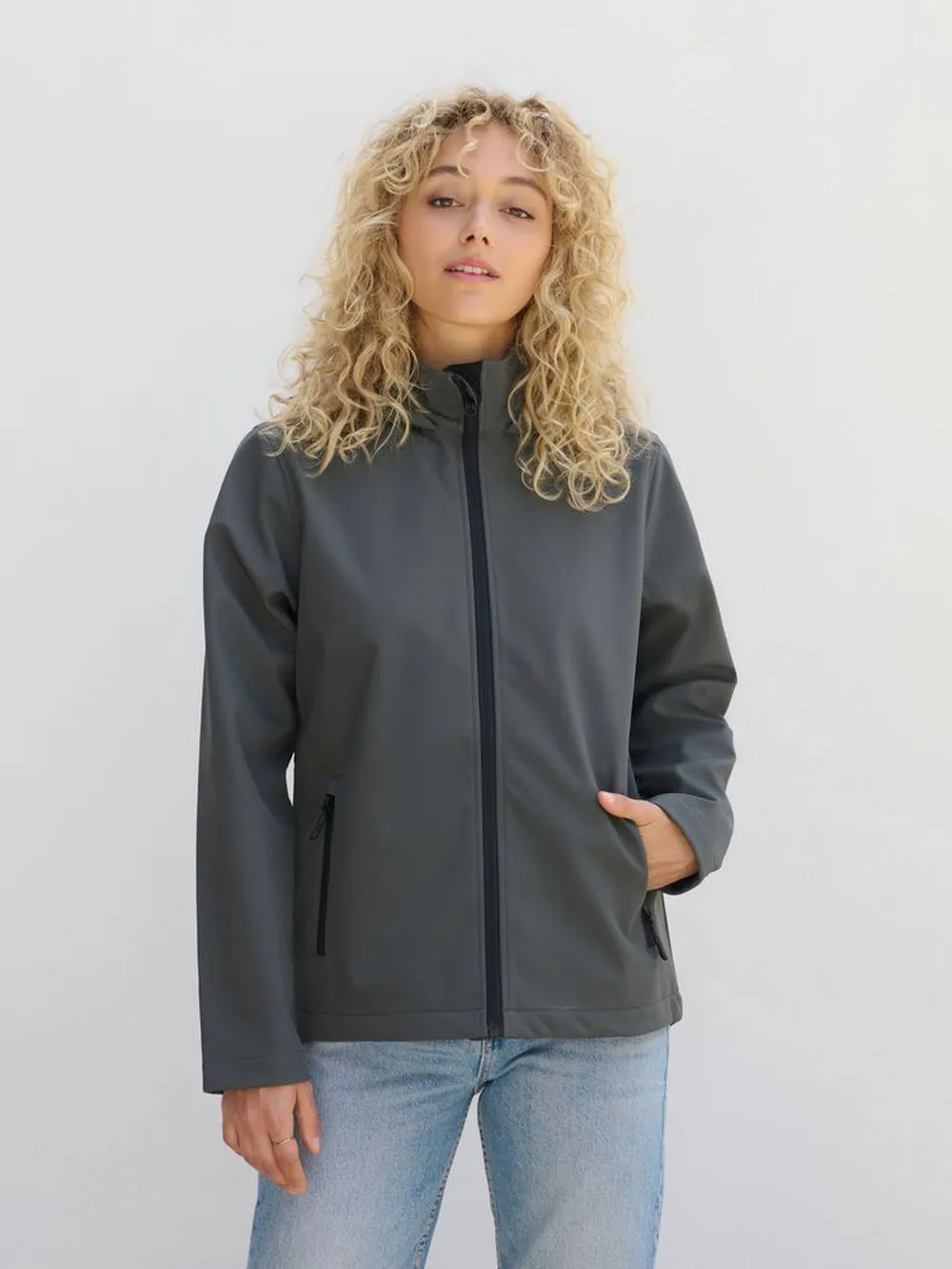 Куртка софтшелл с капюшоном женская Race Women, темно-серая, размер L заказать онлайн с вашим дизайном на заказ в Москве и области