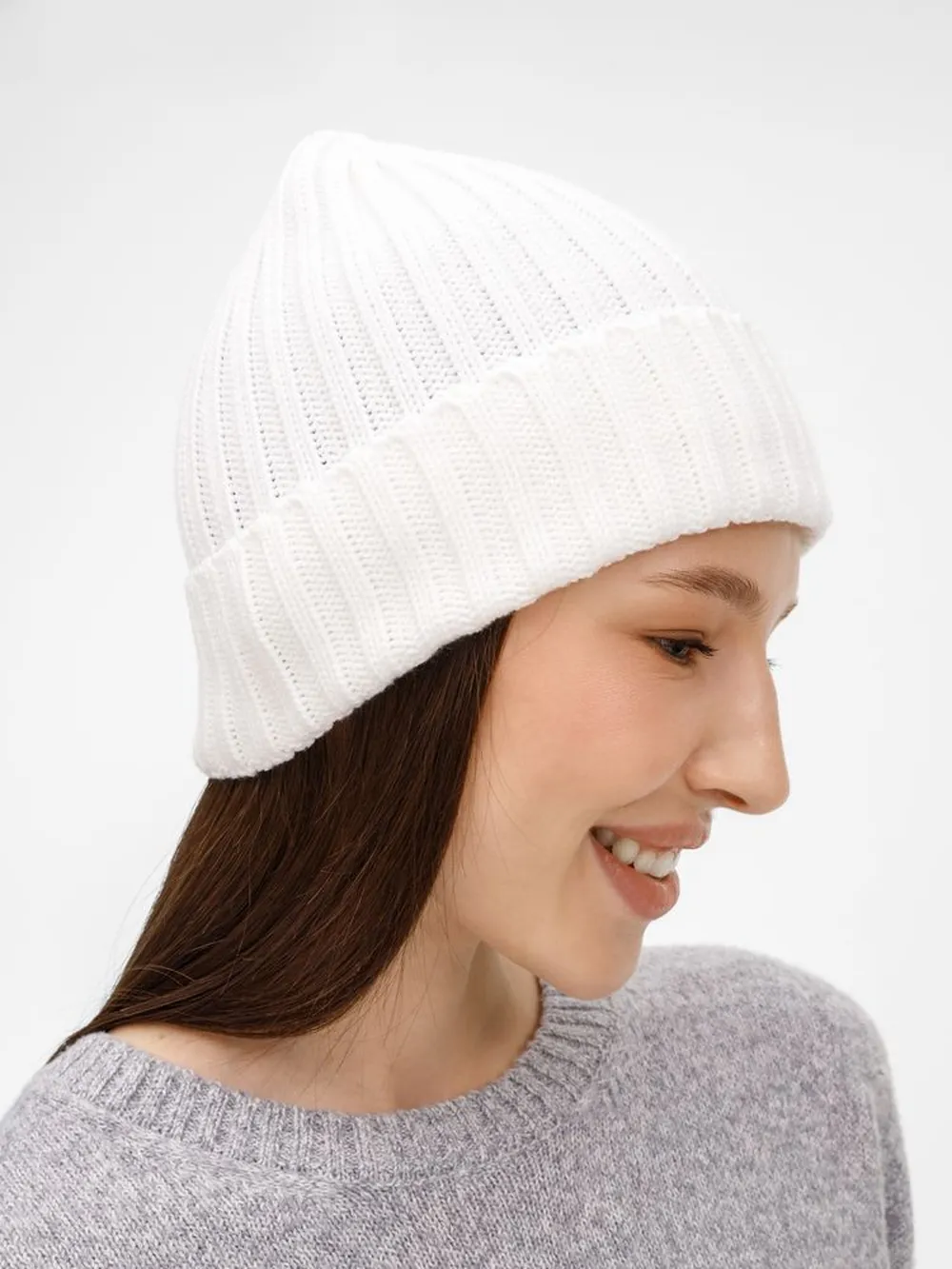 Шапка Faculty, белая заказать онлайн с вашим дизайном на заказ в Москве и области