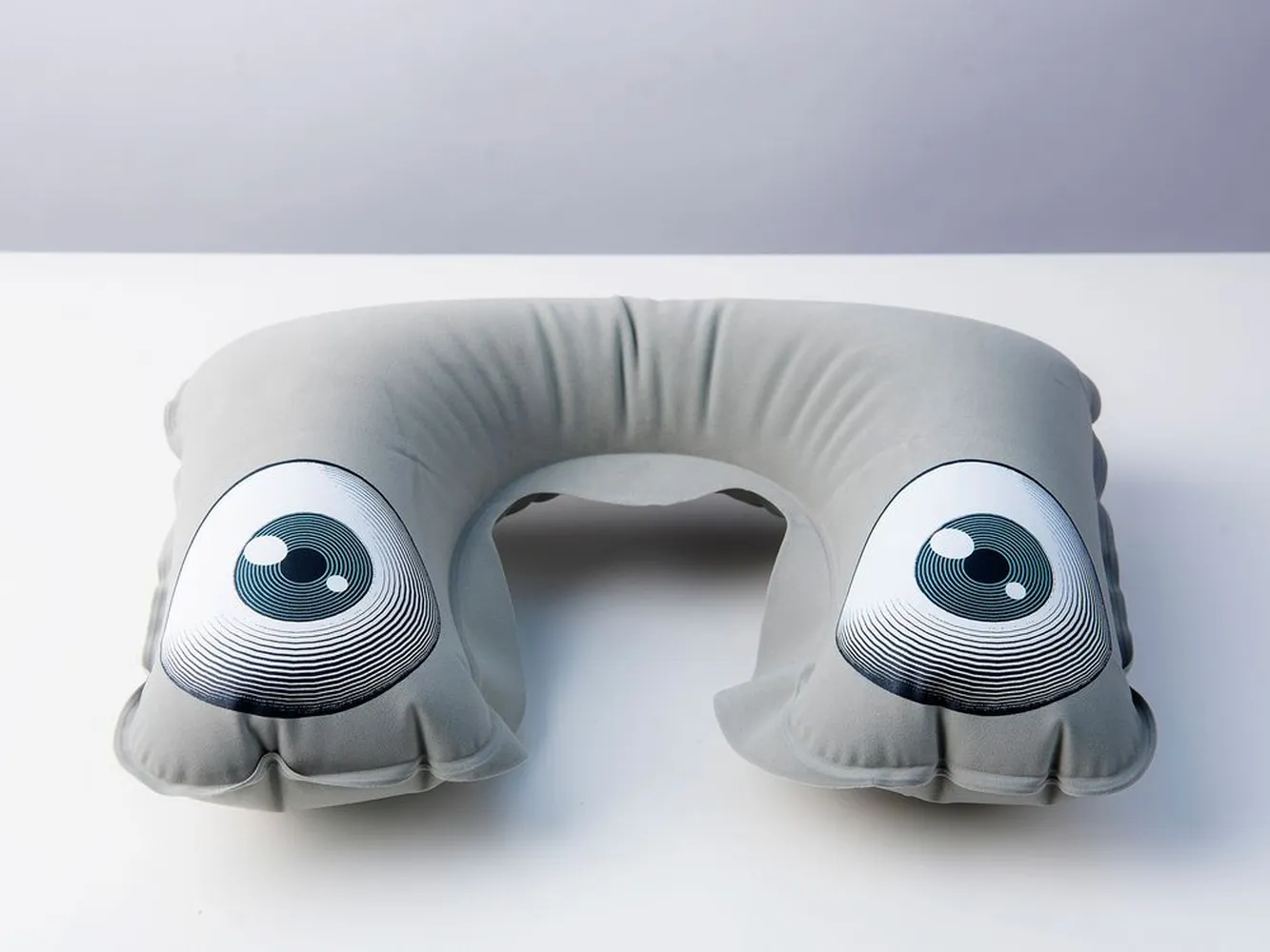 Надувная подушка под шею в чехле Sleep, темно-серая заказать онлайн с вашим дизайном на заказ в Москве и области