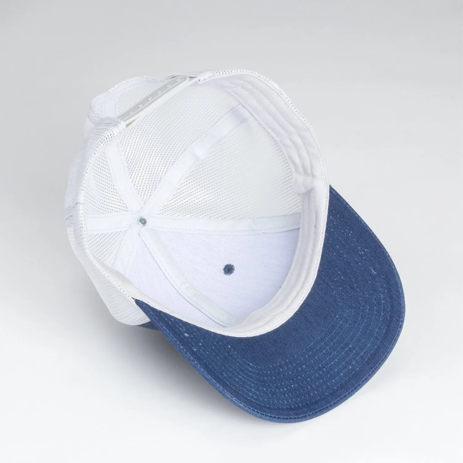 Кепка с низким профилем и застежкой Snapback заказать онлайн с вашим дизайном на заказ в Москве и области