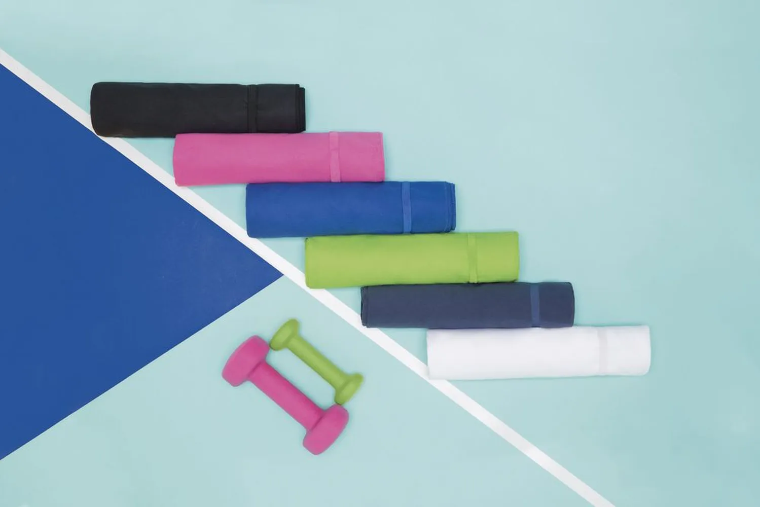 Спортивное полотенце Atoll Medium, черное заказать онлайн с вашим дизайном на заказ в Москве и области