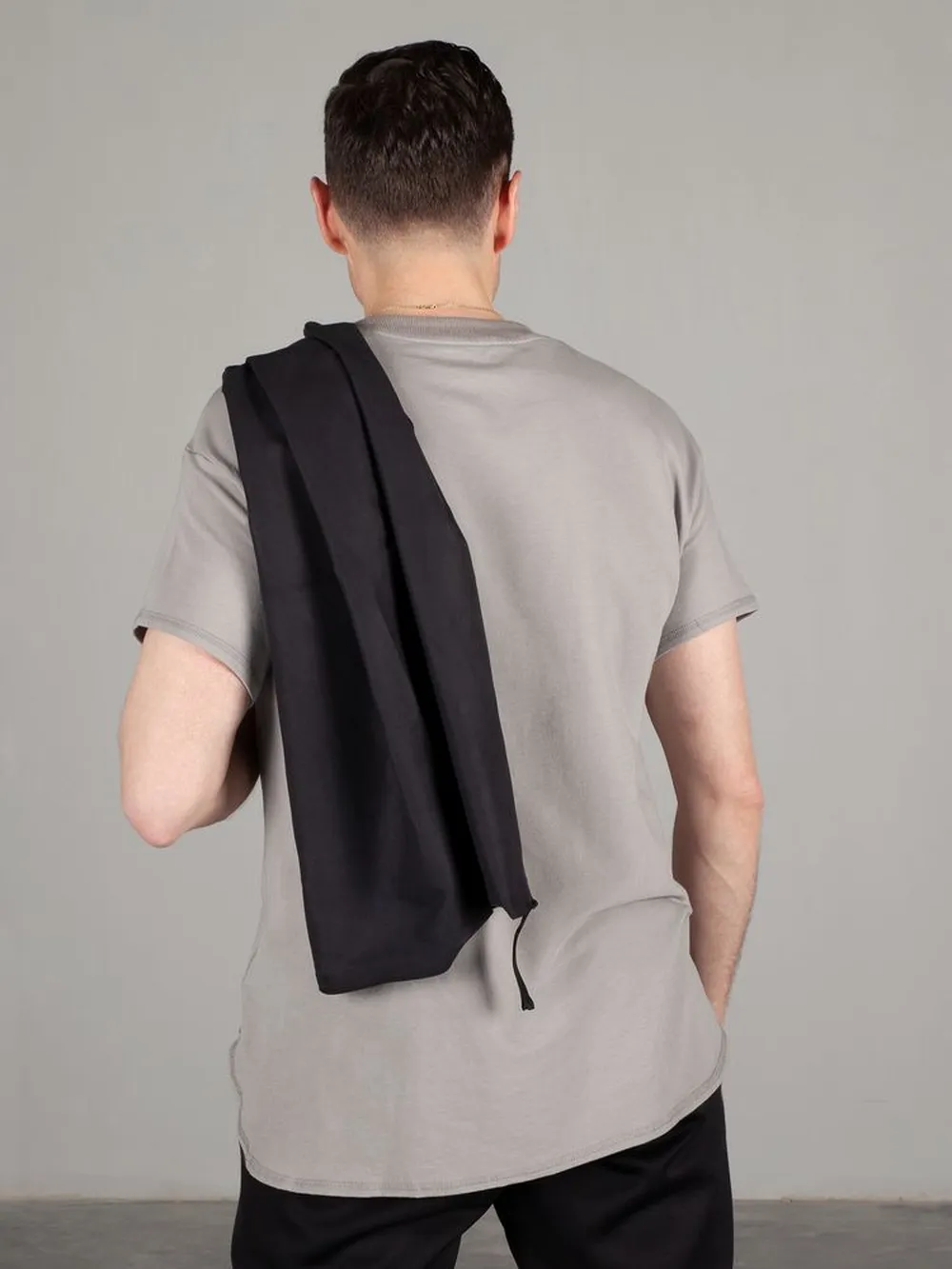 Спортивное полотенце Atoll Medium, черное заказать онлайн с вашим дизайном на заказ в Москве и области