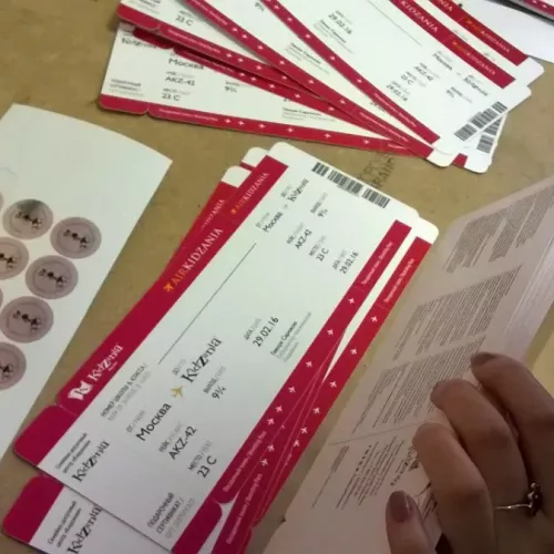 Эксклюзивное изделие для KidZania, г. Москва [печать посадочных билетов с фигурной резкой и двумя перфорациями, серебряный металлизированный стикер, сургучный оттиск, подложка из оранжевого Touche Cover, рамка черный алюминиевый профиль Иielsen] и для вас на заказ в Москве, области, да где угодно!