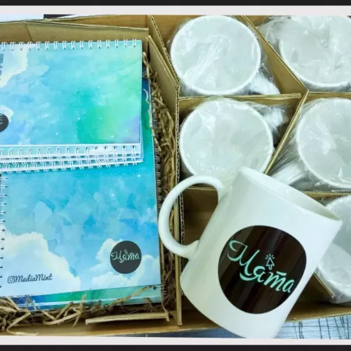 Печать блокнотов для агентства «Мята», г. Королёв [обложка выполнена из дизайнерской бумаги с эффектом перламутра, сверху прозрачная подложка и чёрный фигурный стикер] и для вас на заказ в Москве, области, да где угодно!