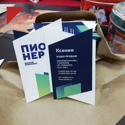 Уникальные визитки с кашированием двух дизайнерских бумаг, вырубкой и прямой печатью и для вас на заказ в Москве, области, да где угодно!