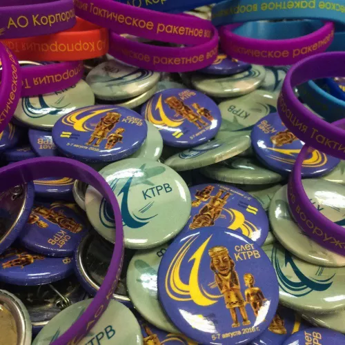 Изготовление значков закатных и разноцветных силиконовых браслетов для КТРВ, г. Королёв и для вас на заказ в Москве, области, да где угодно!