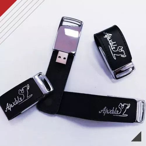 Кожаные флешки с тиснением и для вас на заказ в Москве, области, да где угодно!